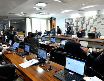 Escola poderá ter comissão para negociar reajuste de mensalidade, aprova CAE