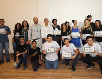 Alunos e escolas da rede municipal são homenageados pela Prefeitura