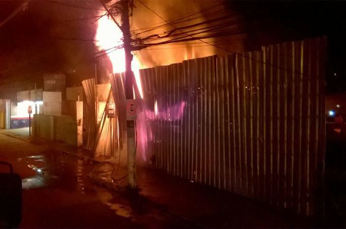 Madeiras pegam fogo em obra no São Pedro