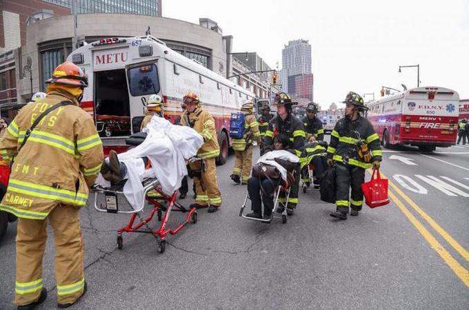 Trem descarrila em Nova York