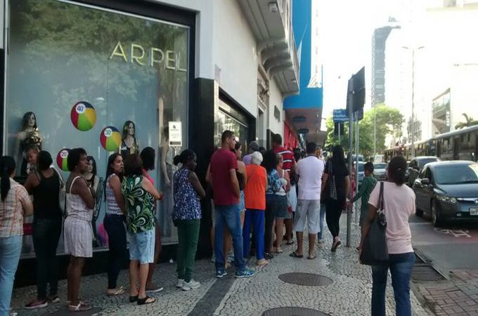 Fila de consumidores chama a atenção no Centro