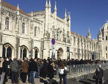 Portugueses fazem fila para funeral do ex-presidente Mário Soares