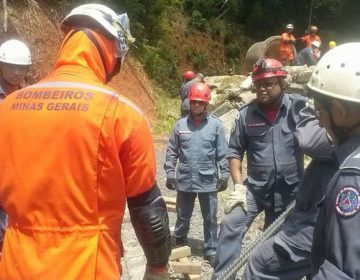 Bombeiros fazem treinamento de atendimento durante as chuvas