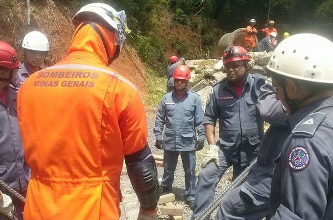 Bombeiros fazem treinamento de atendimento durante as chuvas