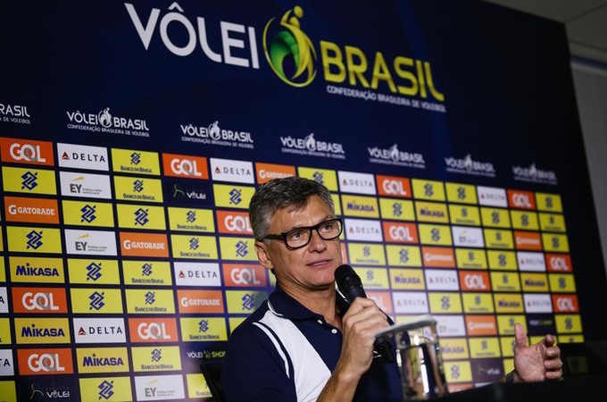 Bernardinho deixa a seleção de vôlei depois de 16 anos e Renan Dal Zotto assume desafio