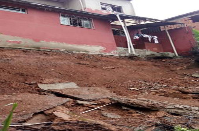 Muro desaba no São Judas Tadeu após chuva forte