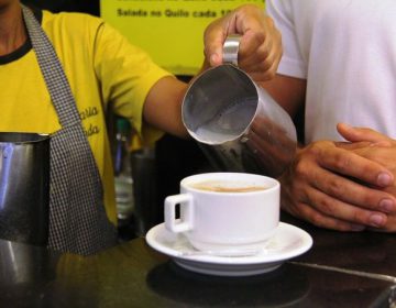 Pesquisa aponta queda no preço médio do leite