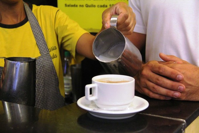 Pesquisa aponta queda no preço médio do leite