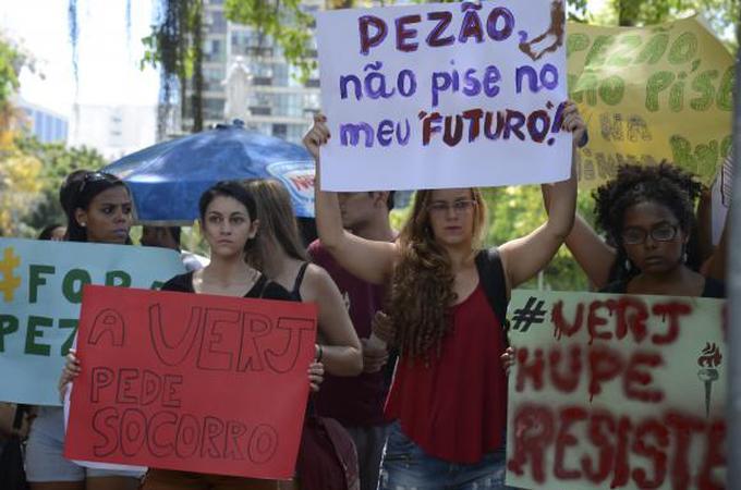 Estudantes e funcionários fazem ato em defesa da Uerj