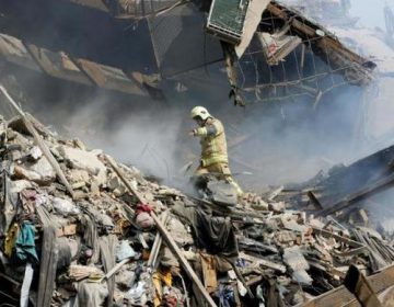 Dezenas de bombeiros ficam sob escombros de edifício que desabou em Teerã
