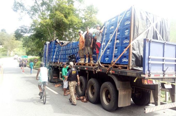 Caminhão de cerveja tomba e é saqueado na BR-040