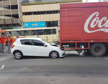 Carro bate em traseira de caminhão na Avenida Rio Branco