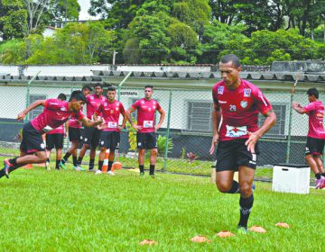 Galo Carijó fecha com experiente volante Leandro Ferreira