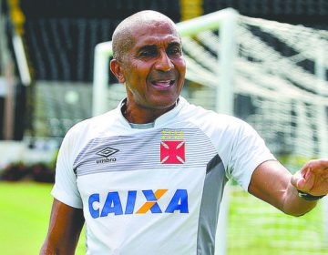 Cristóvão projeta jogo contra o Bangu e garante postura diferente do Vasco