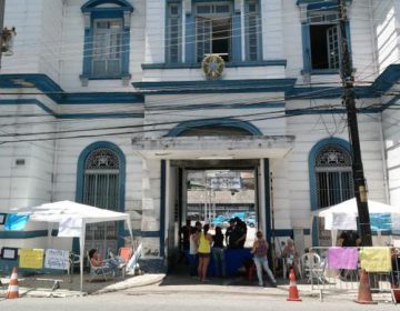 Protesto impede entrada e saída de policiais no Batalhão de Choque, no Rio