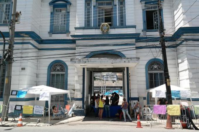 Protesto impede entrada e saída de policiais no Batalhão de Choque, no Rio