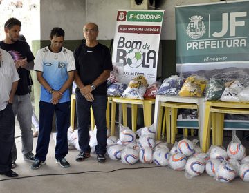 Núcleos do projeto “Bom de Bola” recebem novos equipamentos para os treinos do dia a dia