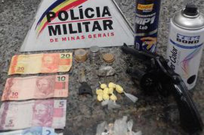PM encontra moto furtada e apreende drogas no São Benedito