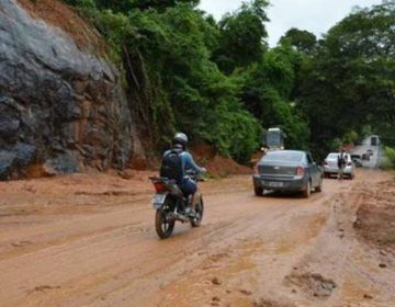 Quedas de barreiras interditam rodovia que liga Cataguases a Dona Euzébia