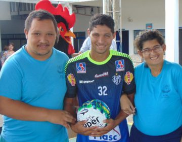 Galo Carijó visita a Apae/JF e leva alegria aos assistidos