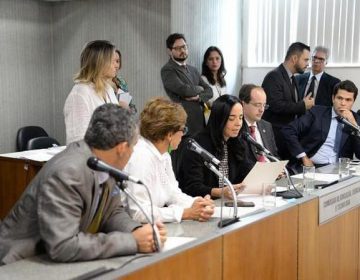 Deputadas querem discutir programa de assistência estudantil