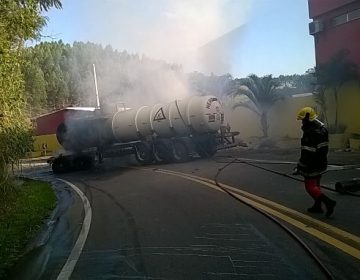 Carreta com líquido inflamável pega fogo na União Indústria