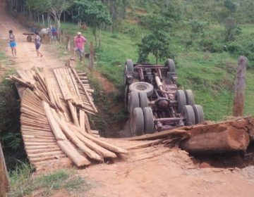 Ponte de madeira cai na zona rural de Miraí e danifica caminhão