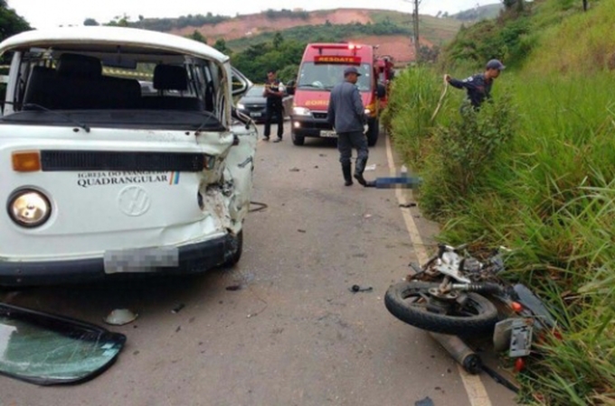 Motociclista morre após colidir com Kombi na estrada Miraí-Muriaé