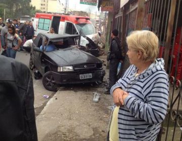 Colisão entre carro e ambulância deixa quatro feridos em Barbacena