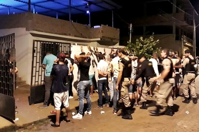 PM interdita festa ilegal com adolescentes em Muriaé