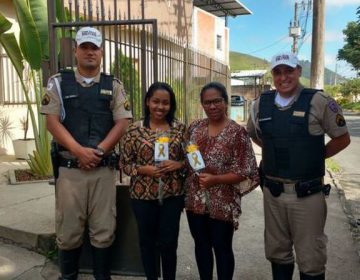 PM entrega rosas a mulheres em comemoração ao Dia das Mães