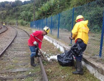 MRS realiza mutirão de limpeza na linha férrea de Santos Dumont