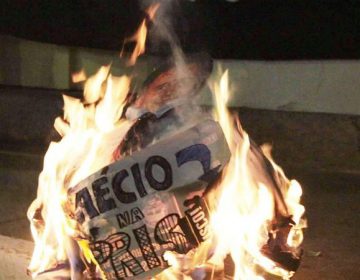 Manifestantes queimam boneco de Aécio Neves em frente à casa da família do senador em São João Del-Rei