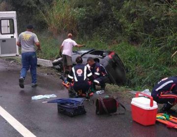 Colisão entre dois automóveis deixa três feridos na BR-116