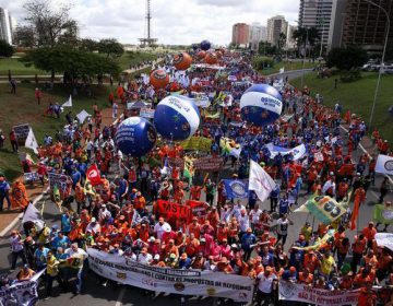 Manifestação em Brasília tem tumulto na chegada ao Congresso Nacional