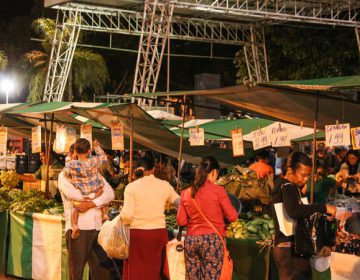 Cidade recebe primeira feira noturna na Praça Antônio Carlos