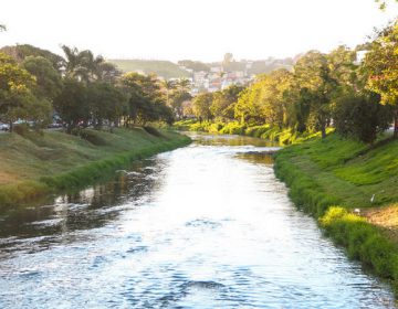 Cidadãos recolhem lixo às margens do Paraibuna em ação de responsabilidade ambiental