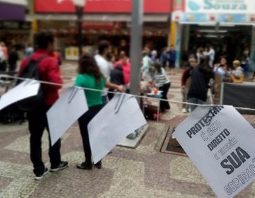 Manifestantes recolhem assinaturas por eleições diretas no Calçadão