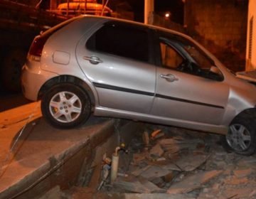 Motorista perde controle de veículo e invade casa em Leopoldina