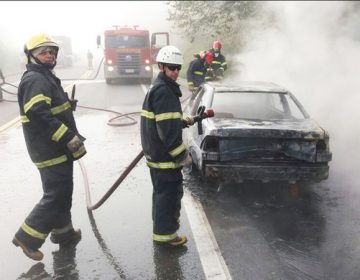 Veículo pega fogo e interdita BR-265