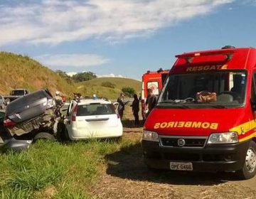 Acidente com 3 automóveis na BR-116 em Leopoldina deixa uma pessoa ferida