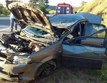 Veículo capota após condutora evitar colisão frontal na BR-116