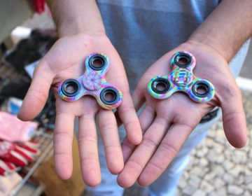 Hand Spinner faz sucesso entre crianças e adolescentes da cidade