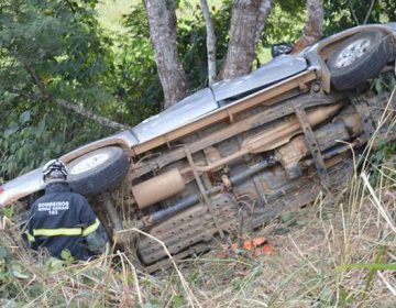 Duas pessoas ficam feridas após Hilux sair da pista e bater em árvore na BR-267