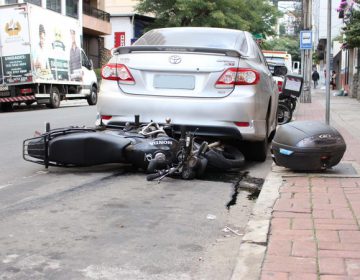 Carro e moto colidem em cruzamento e motociclista fica ferido