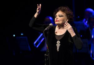 Bibi Ferreira encerra turnê de homenagem a Frank Sinatra no palco do Central