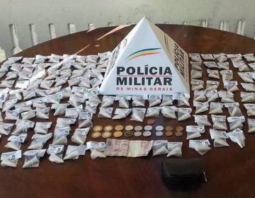 PM de Leopoldina apreende 142 pinos de cocaína