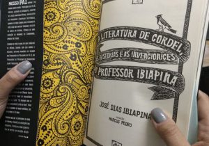 Professor lança livro no formato de literatura de cordel