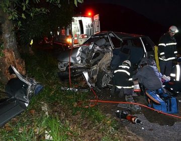 Carro bate em árvore e motorista fica preso às ferragens em Muriaé