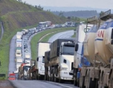 Caminhoneiros fazem protestos  pelo país contra o aumento dos combustíveis